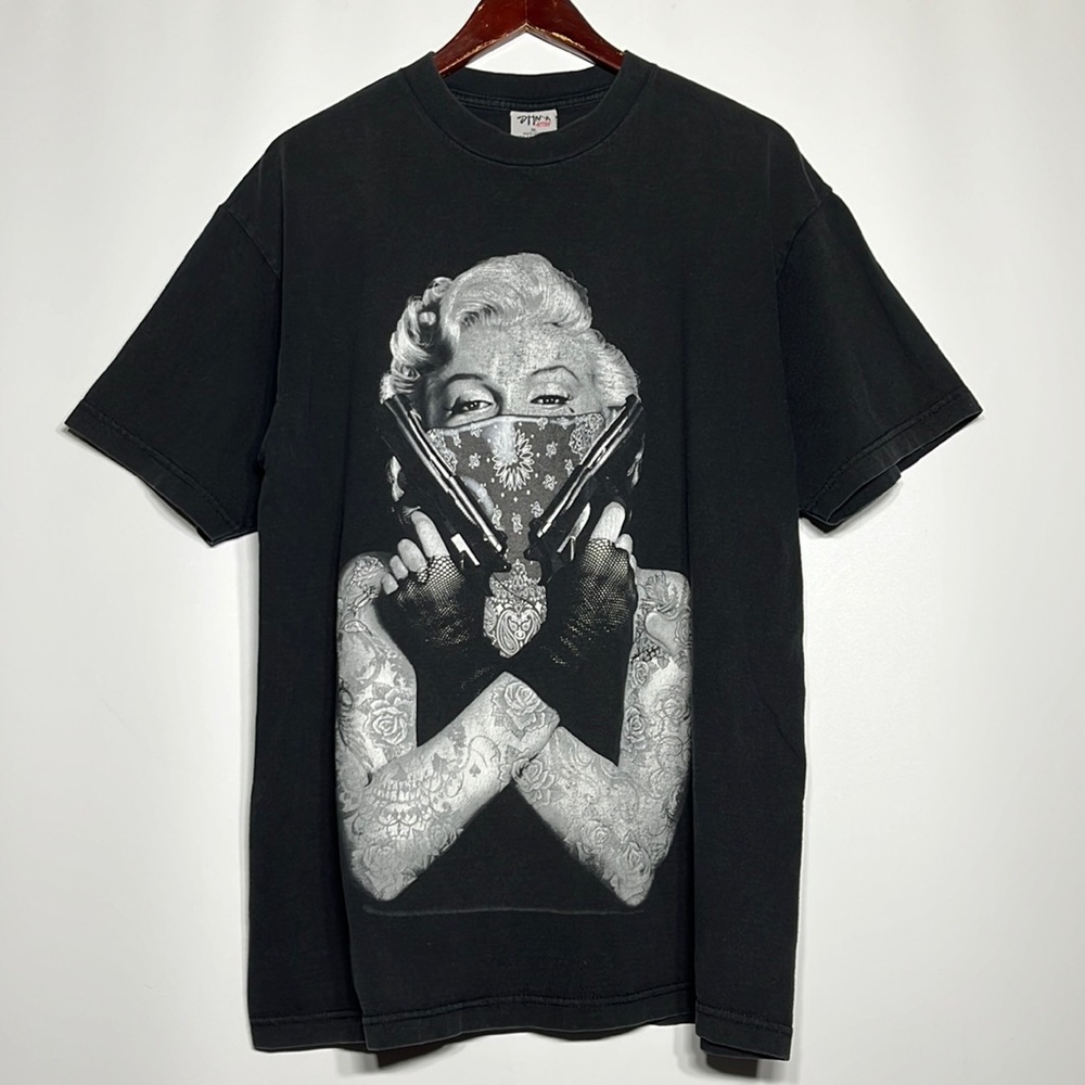 Marilyn Monroe with pistols ghetto rules